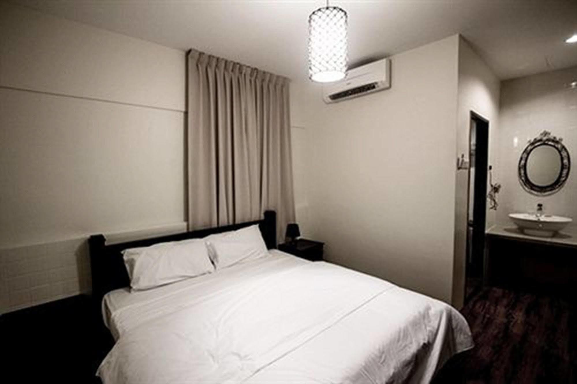 8 Boutique By The Sea Hotel Tanjung Tokong Exterior foto