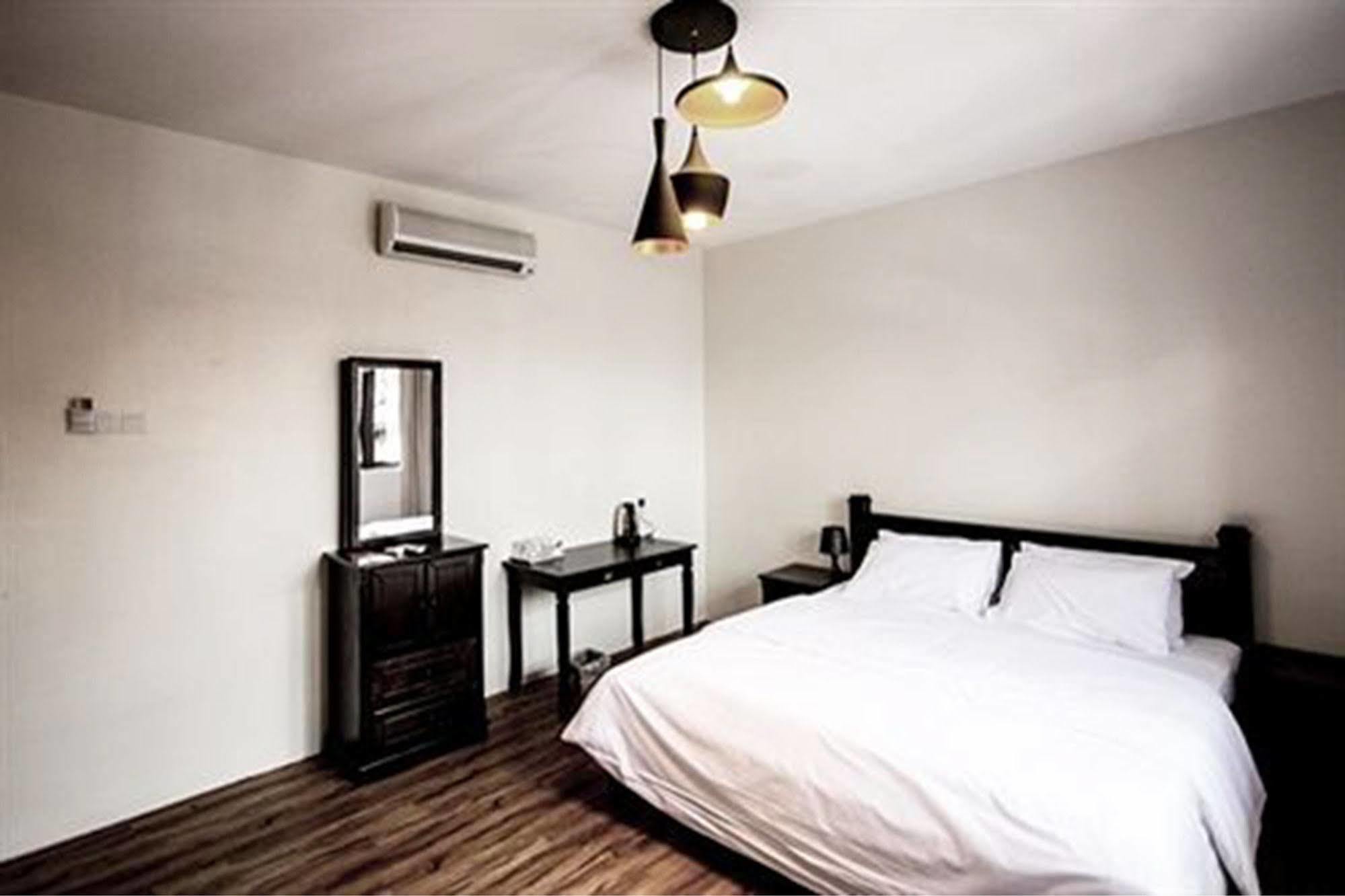 8 Boutique By The Sea Hotel Tanjung Tokong Exterior foto